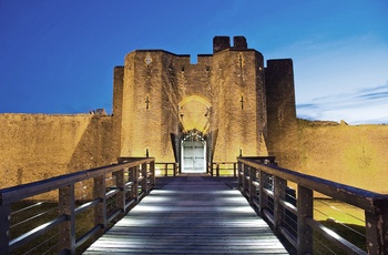 Wales - den flotte indgang til Caerphilly Castle i aftenbelysning