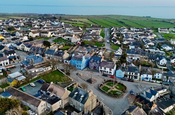 Wales - den lille by St Davids med byens torv Cross Square i forgrunden