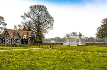 Wales - den smukt ornamentrede indgangsport og portnerhuset til Chirk Castle