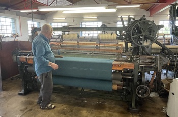 Wales - der arbejdes på de gamle vævemaskiner på Trefriw Wollen Mills