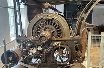 Wales - en af de imponerende industrielle vævemaskiner på National Woll Museum