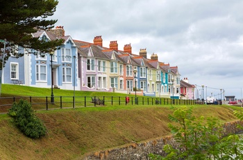 Wales - farverige gregorianske huse i fiskerbyen Aberaron