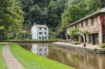 Wales - huse ved Monmouthshire & Brecon Canal