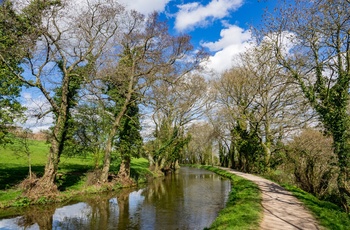Wales - idyl ved efterårstid på trækstien langs Monmouthshire & Brecon Canal