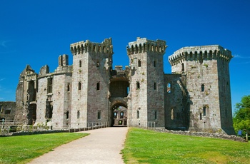 Wales - imponerende ser Raglan Castle ud selvom det er en ruin i dag