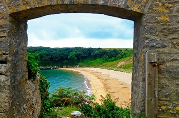 Wales - indgangen til Barafundle Beach er gennem denne stenarkade