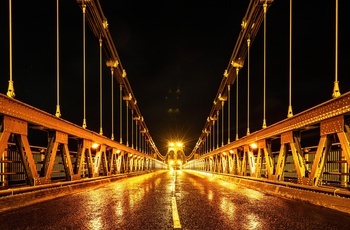 Wales - kørebanen over Menai Suspension Bridge en regnvåd aften