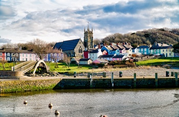 Wales - kirken i Aberaron omgivet af smukt farvede huse