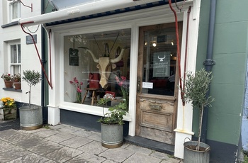 Wales - læderbutikken Elin Angharad på hovedgaden Hoel Maengwen med håndlavede bælter og tasker