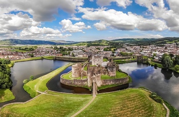 Wales - luftfoto af Caerphilly Castle med den omgivende by og landskab