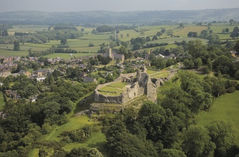 Wales - luftfoto af Montgomery med borgen i forgrunden - (Foto - Cymru Wales Crown Copyright)