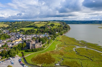 Wales - luftfoto af byen Laugharne med Dylan Thomas' bådehus