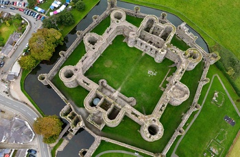 Wales - oversigts foto af det perfekt formede forsvarsværk Beaumaris Castle 