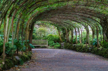 Wales - pergola i Bodnant Garden