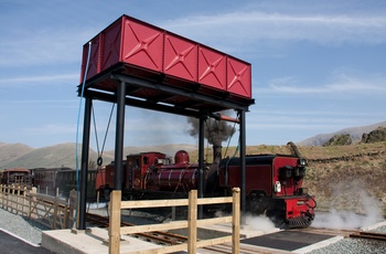 Wales - rødmalet vandbeholder ved Rhyd Ddu til opfyldning af damplokomotiver på Welsh Highland Railway for fuld damp