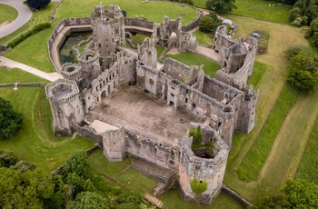 Wales - ruinerne af det imponerende Raglan Castle