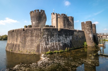 Wales - runierne af Caerphilly Castle med det skæve tårn