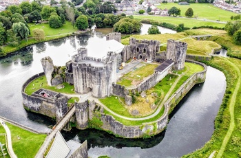 Wales - runierne af Caerphilly Castle omgivet af voldgrav