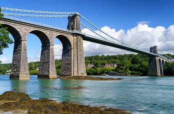 Wales - smukt udsyn til Menai Suspension Bridge 