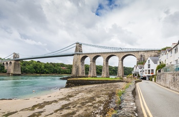 Wales - smukt udsyn til Menai Suspension Bridge fra Bangor mod Angelsey