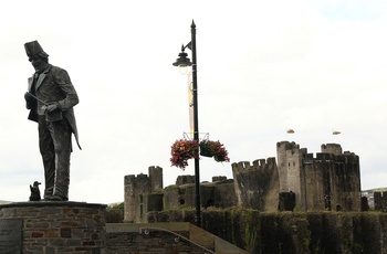 Wales - statue af den engelske komiker Tommy Cooper med Caerphilly Castle i baggrunden
