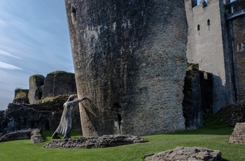 Wales - statuen af John Crichton-Stuart, den 4. markis af Bute, der forsøger at holde det skæve tårn