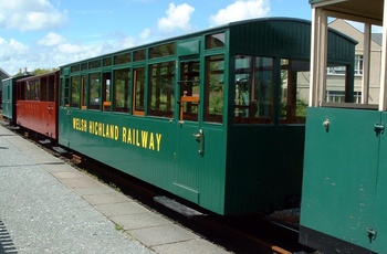 Wales - togvogn fra Welsh Highland Railway ved perronen i Portmadoc