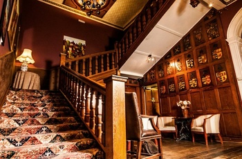 Wales - trappen til værelserne på The Manor Hotel