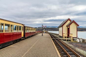 Wales - udsigt mod Snowdonia fra perronen i Porthmadog