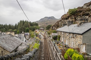Wales - udsigt til bjergene i Snowdonia med Ffestiniog Railways ved byen Tanygrisiau 