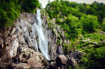 Wales - vandfaldet Aber Falls falder flot over klipperne