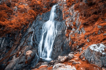 Wales - vandfaldet Aber Falls i Snowdonia National Park i smukke efterårsfarver