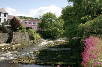 Wales - vandløbet Afon Aeron løber gennem Aberaeron