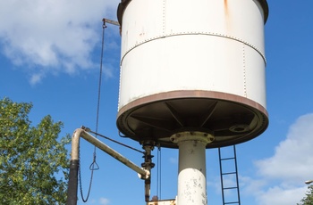 Wales - vandtårn til damplokomotiver på stationen i Welshpool  med Welshpool & Llanfair Light Railway