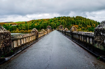 Wales - vejen over dæmningen ved Lake Vyrnwy Dam 