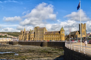 Wales, Aberystwyth - North Beach og Marine Terrace med Saint Michael's Church i baggrunden set fra the Royal Pier