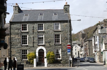 Wales, Barmouth - flot bygning på hjørnet af High Street og Jubilee Road (Foto - Cymru Wales Crown Copyright)