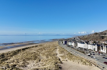 Wales, Barmouth - husene står på række mod vandet på Marine Parade (Foto - Cymru Wales Crown Copyright)