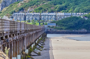 Wales, Barmouth - jernbane og fodgængerbro over Afon Mawddach og byhuse i baggrunden