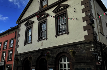 Wales, Brecon - Brecon Guildhall på High Street, der huser Brecon Town Council