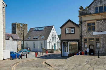 Wales, Conwy - Erskin Arms and Y Capel med bymuren i baggrunden