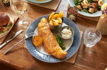 Wales, Conwy - traditionel Fish and Chips i restauranten på Erskin Arms and Y Capel