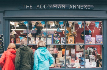 Wales, Hay on Wye - nysgerrige kunder kigger på vinduet i en af byens mange boghandlere (Foto - Cymru Wales Crown Copyright)