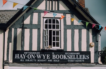 Wales, Hay on Wye - smuk husfacade med reklame for secondhand antikvariat (Foto - Cymru Wales Crown Copyright)