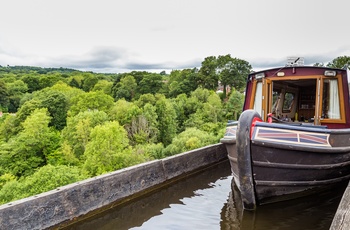 Wales, Llangollen - en båd passerer over Pontcysyllte Aqueduct