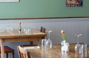 Wales, Montgomery - hyggelig opdækning i restaurationen på Dragon Hotel