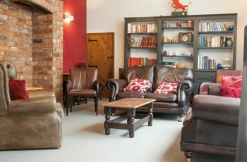 Wales, Montgomery - tunge lædermøbler i loungen på Dragon Hotel