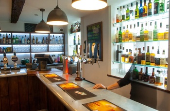 Wales, Montgomery - velkommen i baren på Dragon Hotel