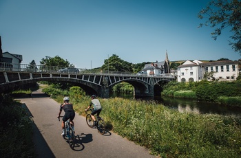 Wales, Newtown - cyklister på den gamle træksti langs Moontgomery Canal (Foto - Cymru Wales Crown Copyright)