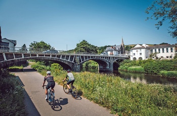 Wales, Newtown - cyklister på den gamle træksti langs Moontgomery Canal (Foto - Cymru Wales Crown Copyright)
